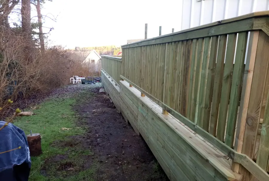 Plank under montering längs tomtgränsen