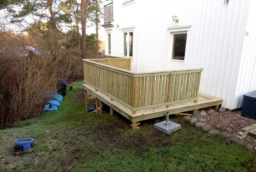Altanen buren på plintar mot husets gavel