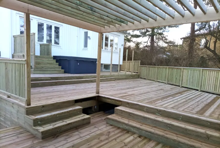 Altanen sedd från huset, två nivåer med steg emellan